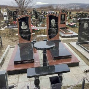 Instalarea unui monument din granit